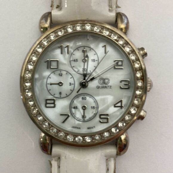 GG Women's White Silver Tone Leather Band Analog Quartz Wristwatch - Picture 5 of 12